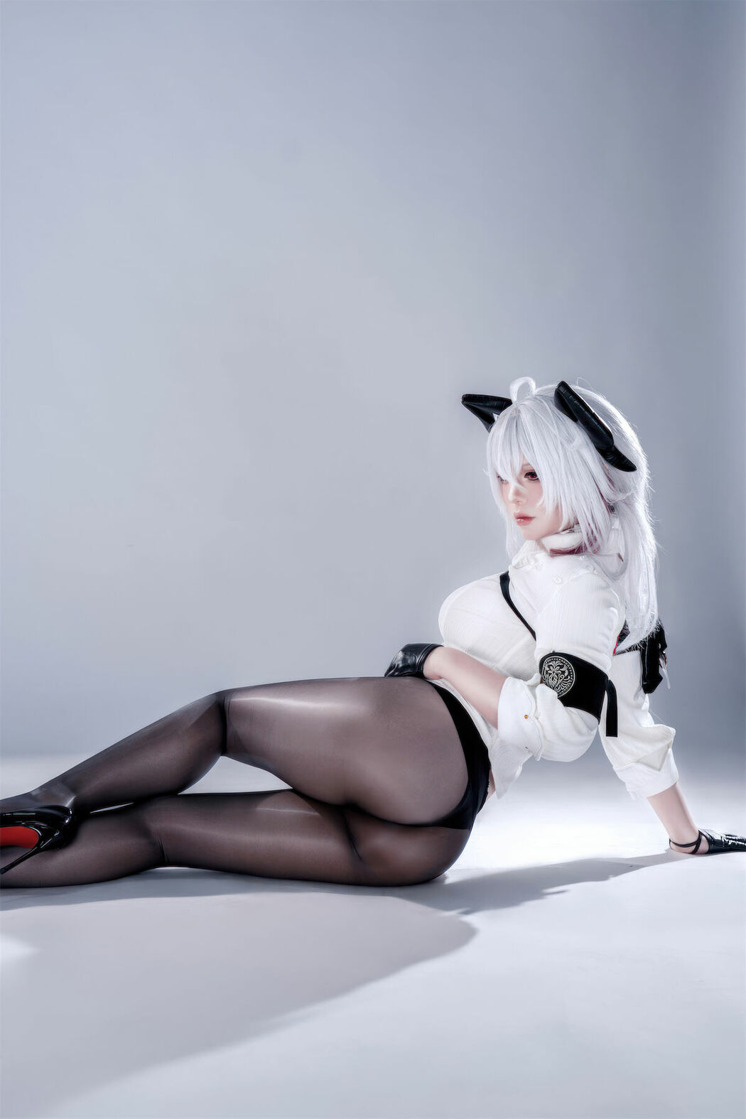 Coser@半半子 – 鸣潮 赞妮 (58P)