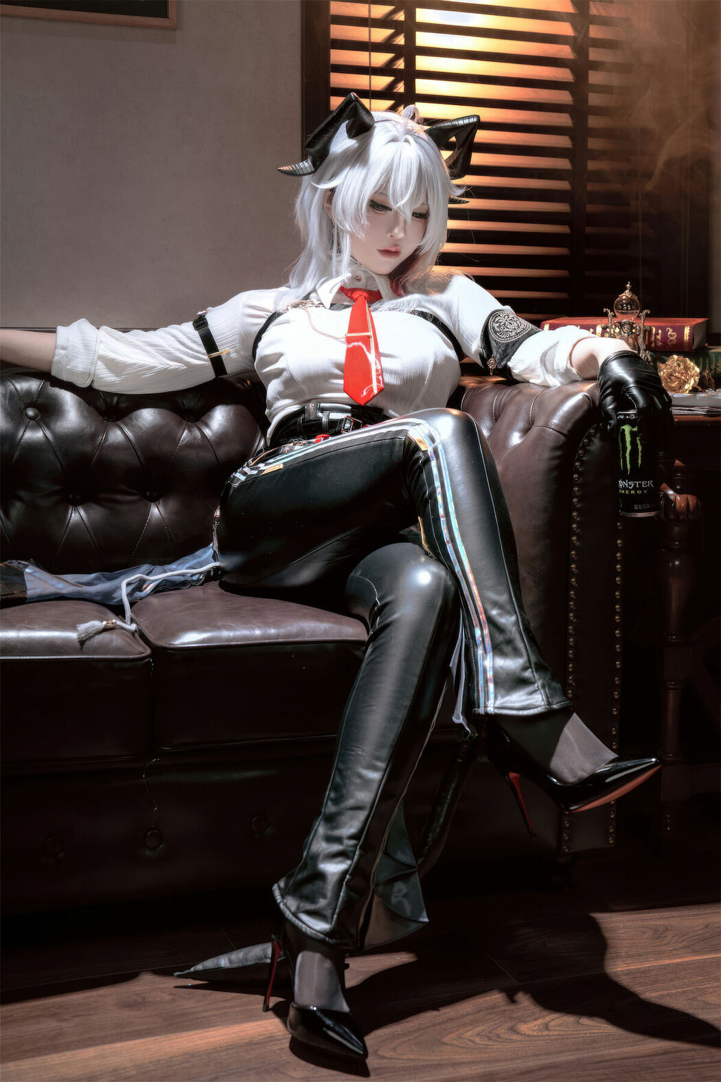 Coser@半半子 – 鸣潮 赞妮 (58P)