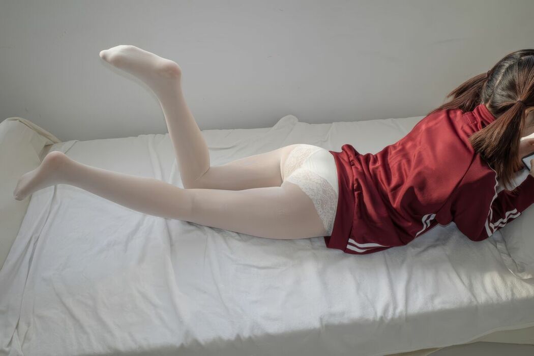 森萝财团写真 内部写真 Xiao Yoru 小夜 – 40D闪闪舍宾袜 (80P)