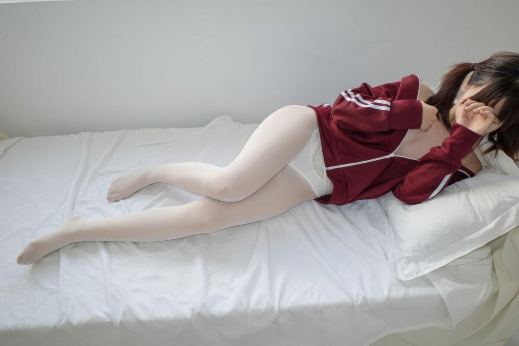 森萝财团写真 内部写真 Xiao Yoru 小夜 – 40D闪闪舍宾袜 (80P)