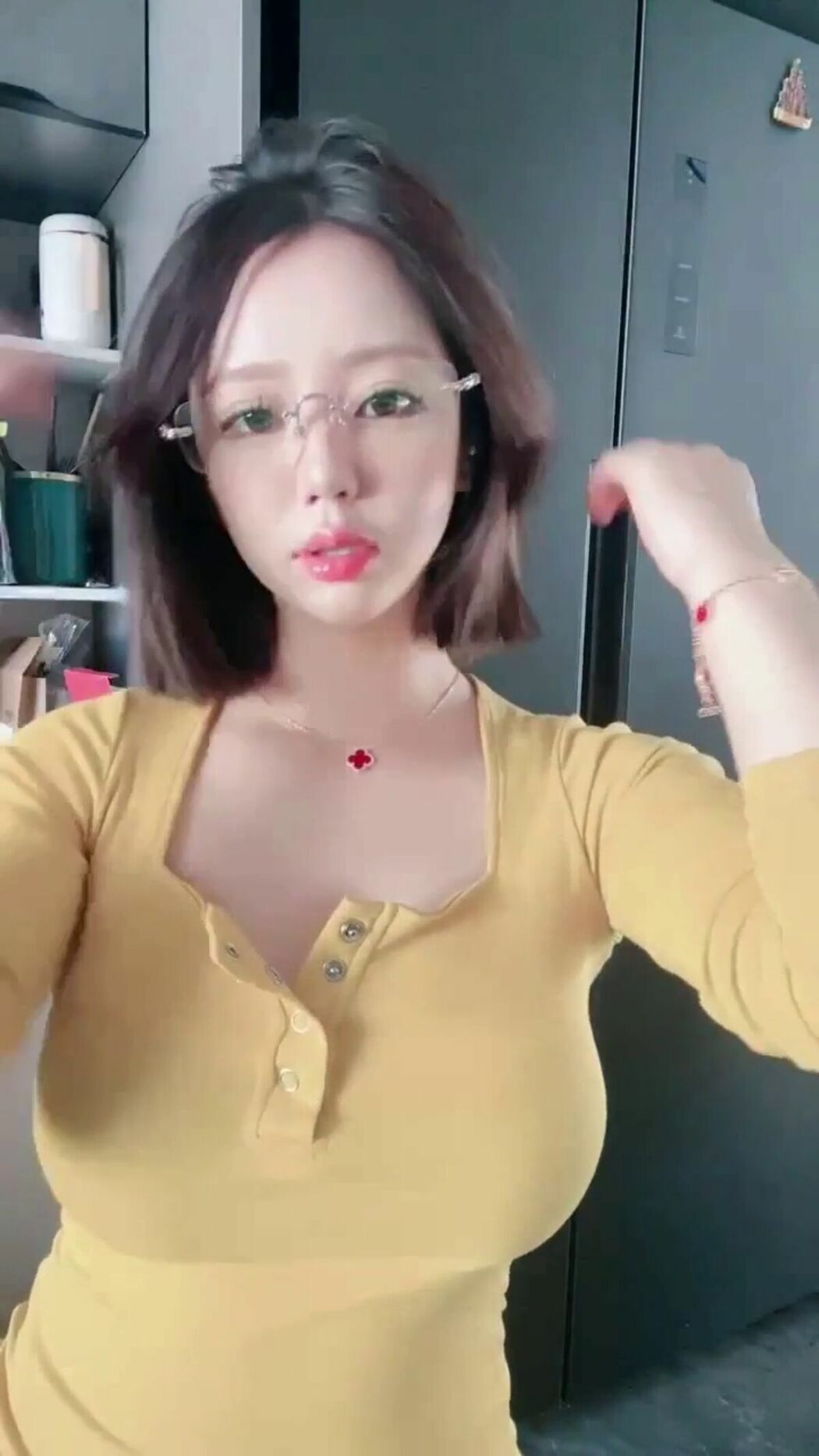 Mei Mei Zi Ya 美美子Ya &ndash; 多彩随缘播外围 上下真空诱惑 道具喷水秀 02 (43P &ndash; 8V)