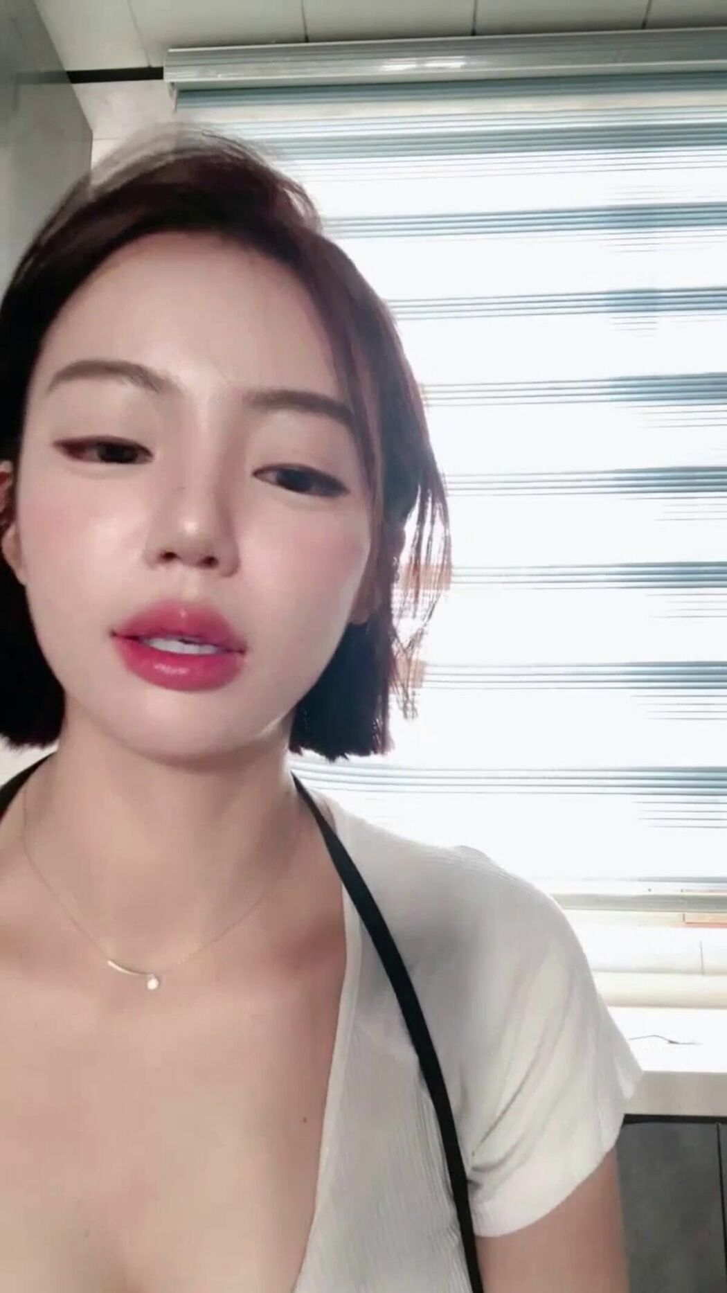 Mei Mei Zi Ya 美美子Ya &ndash; 多彩随缘播外围 上下真空诱惑 道具喷水秀 02 (43P &ndash; 8V)
