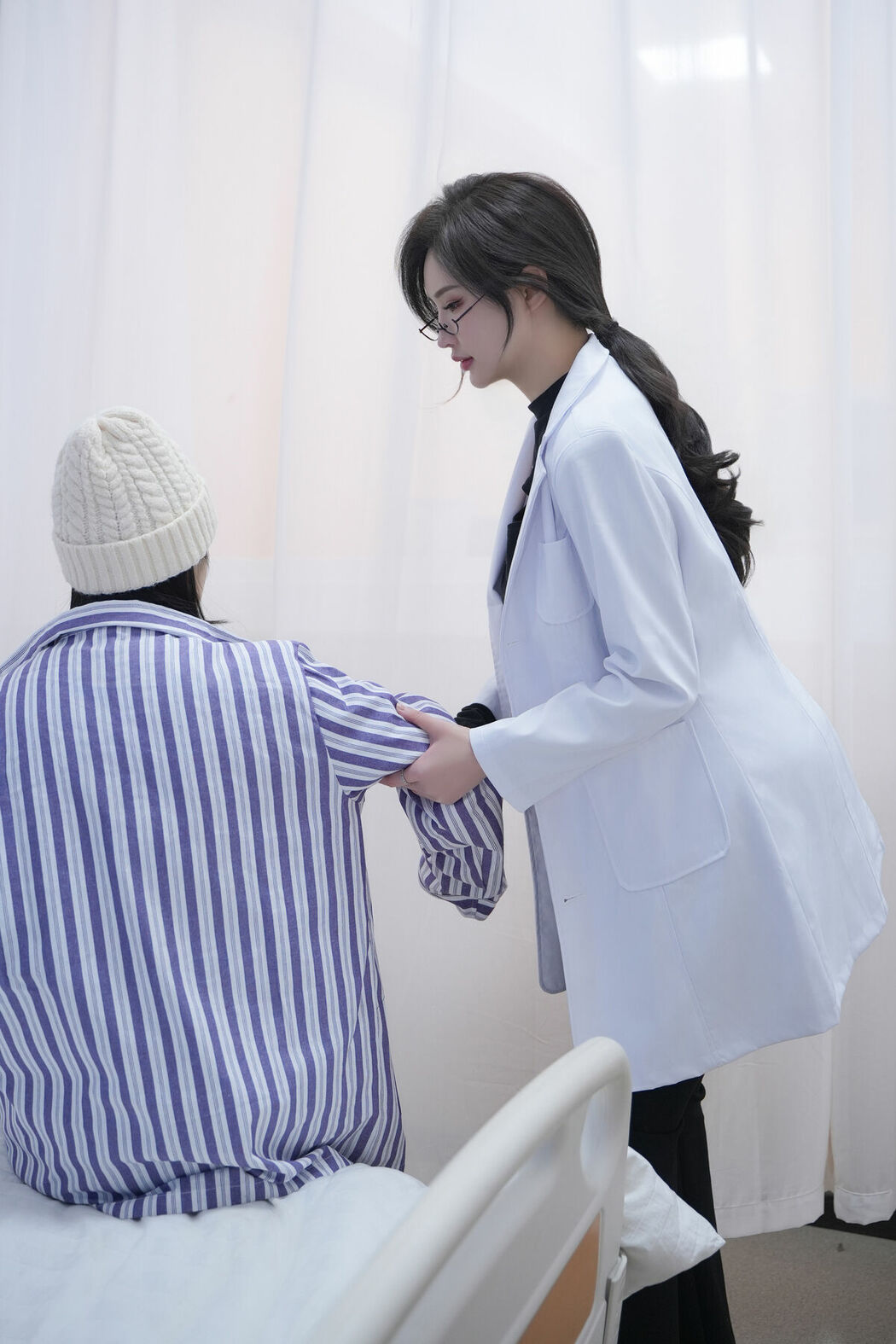 内购无水印 Zhou Yan Xi 周妍希 – 秀人网模特 青涩主治医生 (81P)
