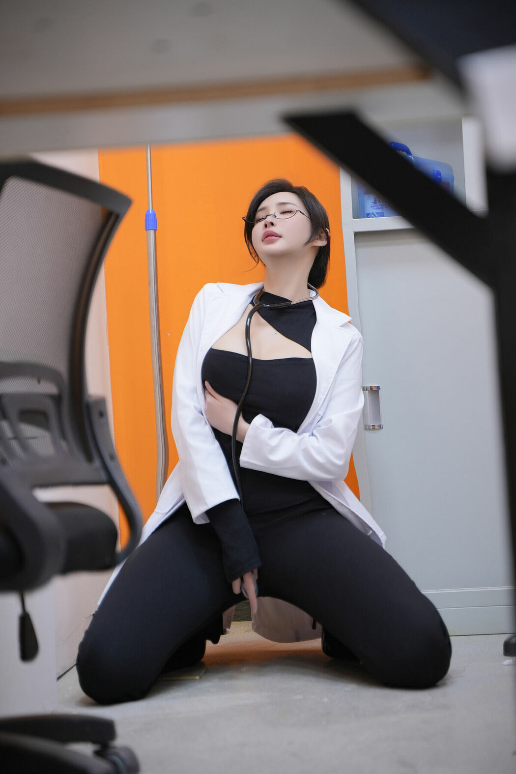 内购无水印 Zhou Yan Xi 周妍希 – 秀人网模特 青涩主治医生 (81P)