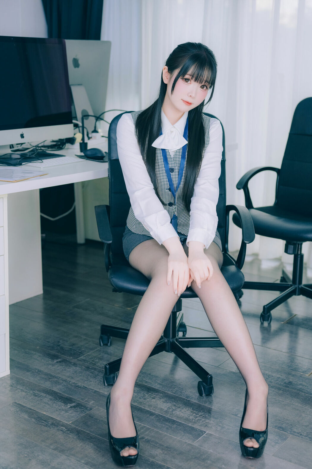 Coser@霜月shimo – DL写真集 Shimo Secret Office Vol.02 Part02 (70P)