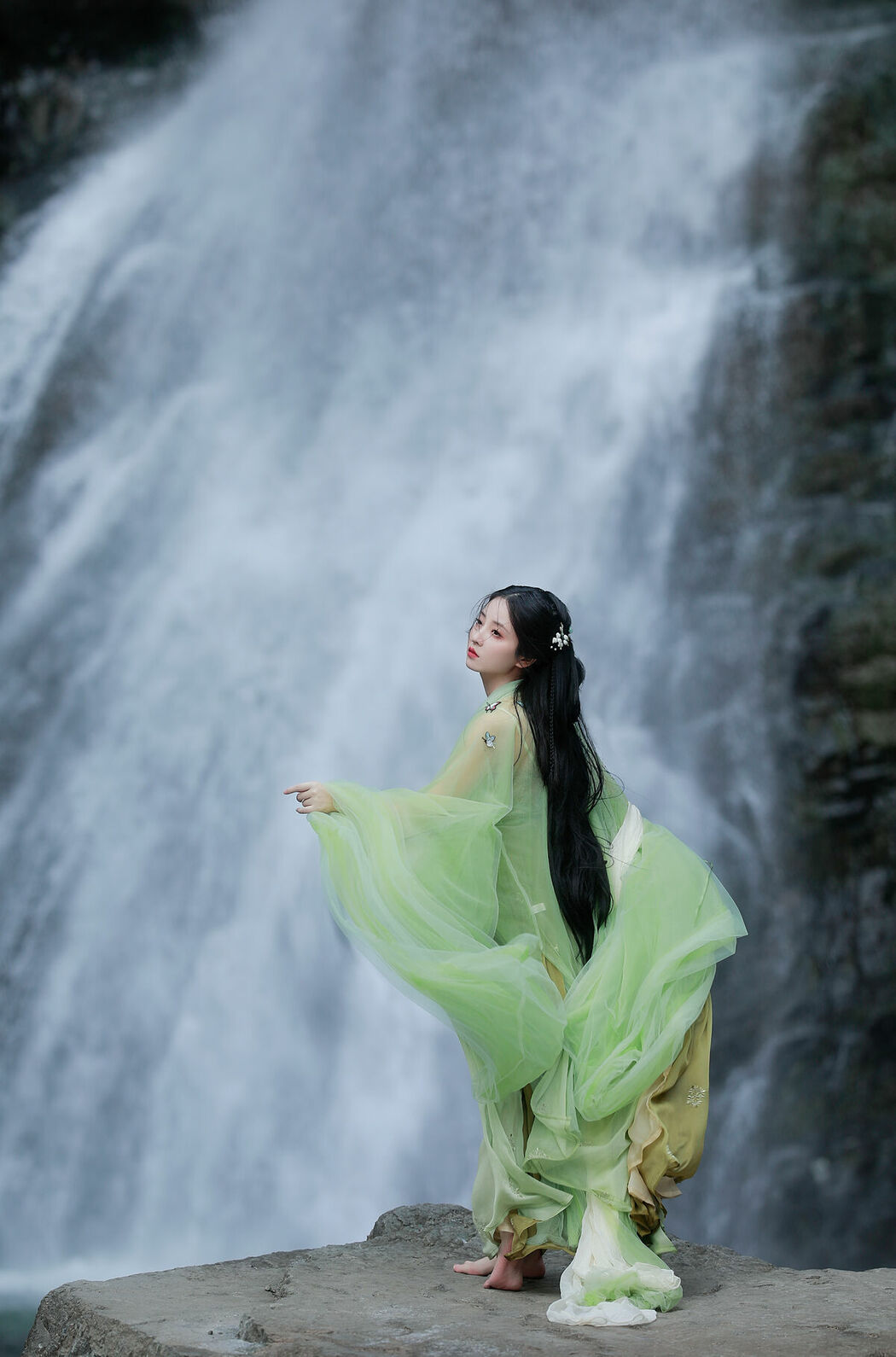 YiTuYu艺图语 Vol.9953 Xiao Wen Nuan Xiang Yao Ge Da Tai Yang (16P)