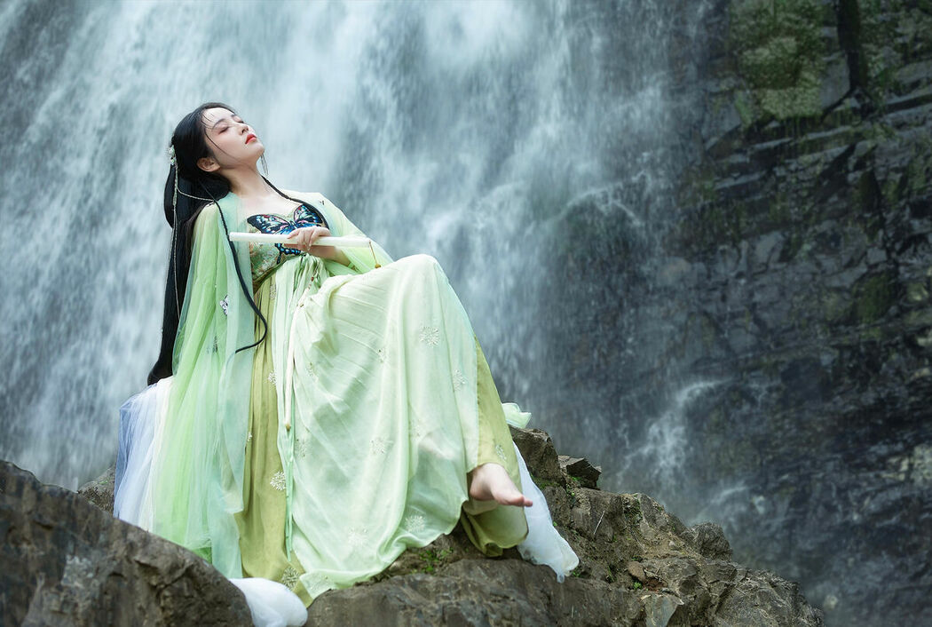 YiTuYu艺图语 Vol.9953 Xiao Wen Nuan Xiang Yao Ge Da Tai Yang (16P)