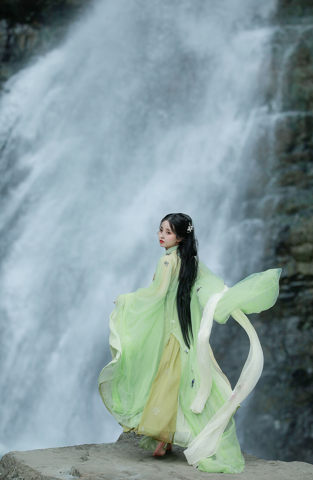 YiTuYu艺图语 Vol.9953 Xiao Wen Nuan Xiang Yao Ge Da Tai Yang (16P)