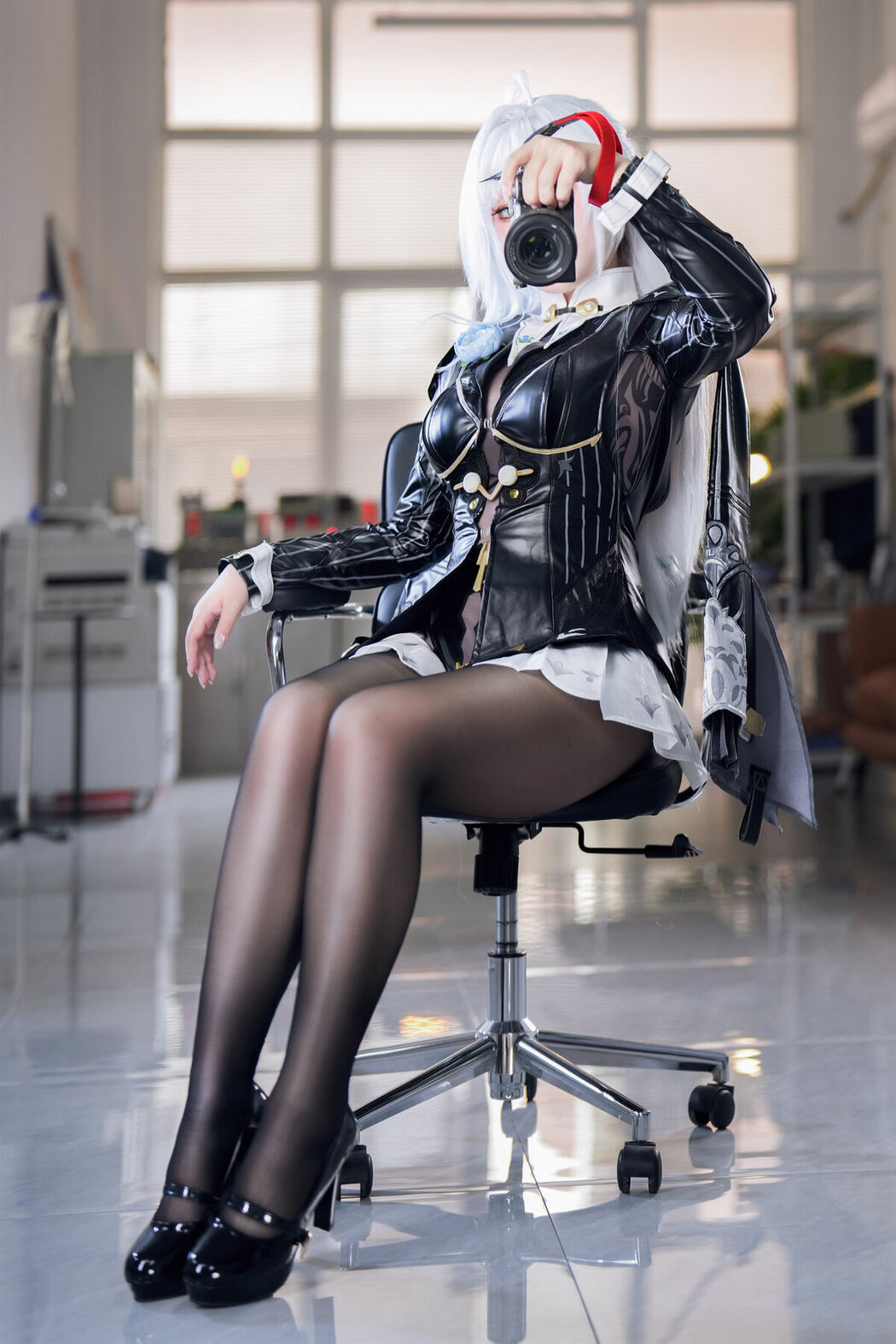 Coser@半半子 – 绝区零 儀玄師匠 墨形影踪 (52P – 4V)