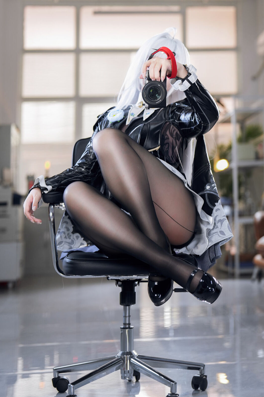 Coser@半半子 – 绝区零 儀玄師匠 墨形影踪 (52P – 4V)