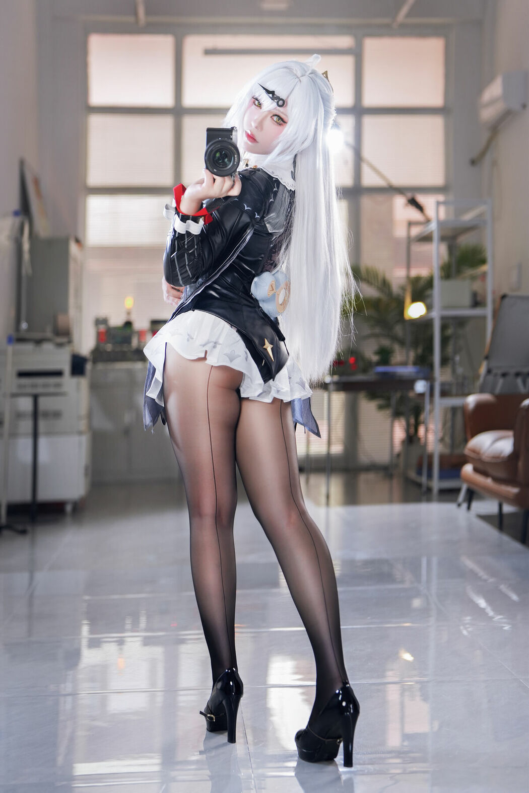 Coser@半半子 – 绝区零 儀玄師匠 墨形影踪 (52P – 4V)