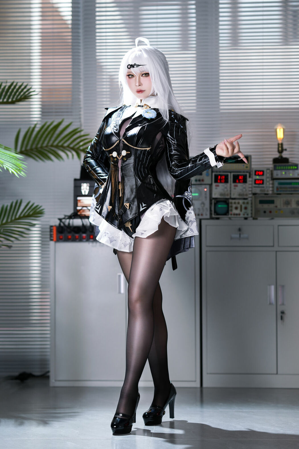 Coser@半半子 – 绝区零 儀玄師匠 墨形影踪 (52P – 4V)