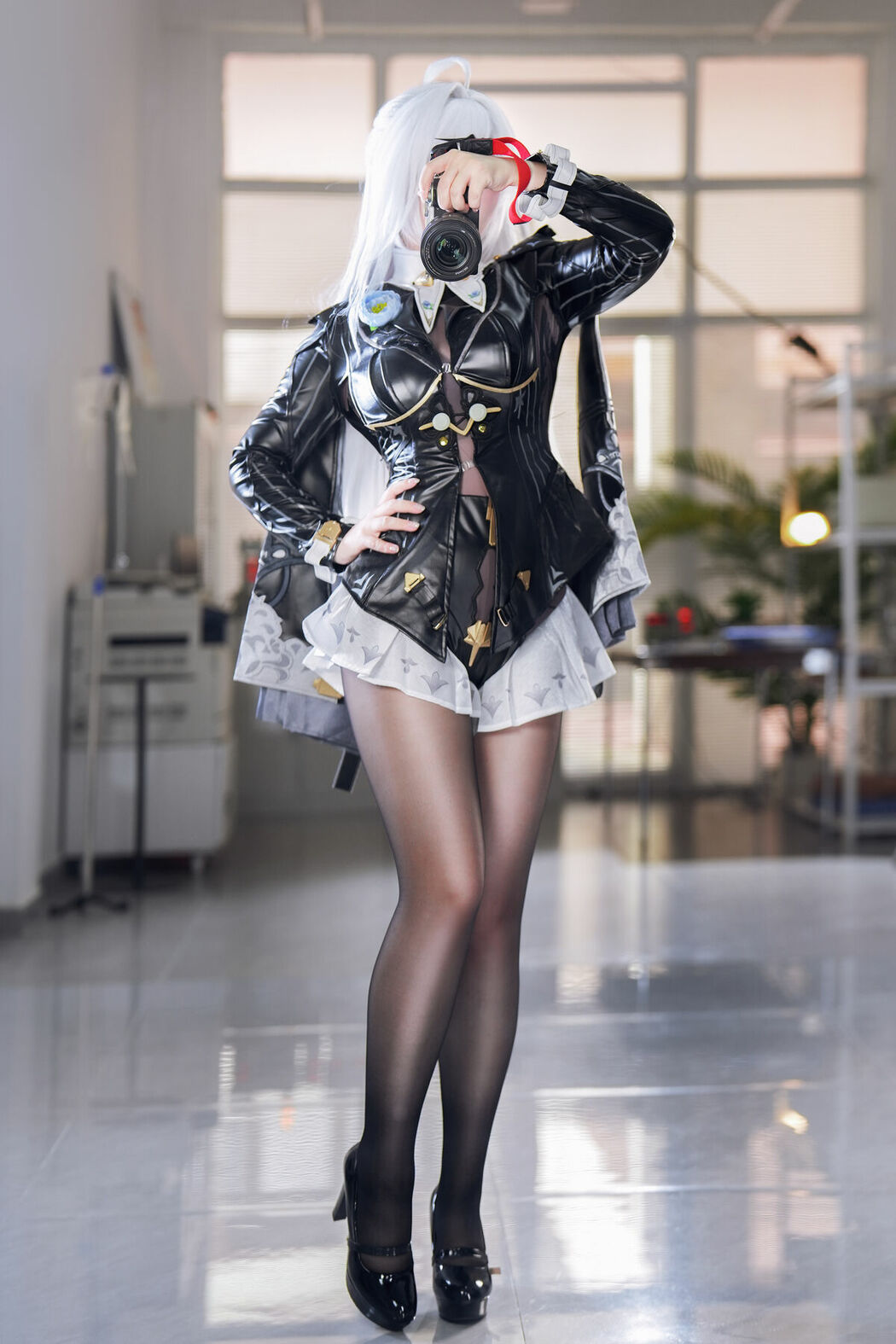 Coser@半半子 – 绝区零 儀玄師匠 墨形影踪 (52P – 4V)