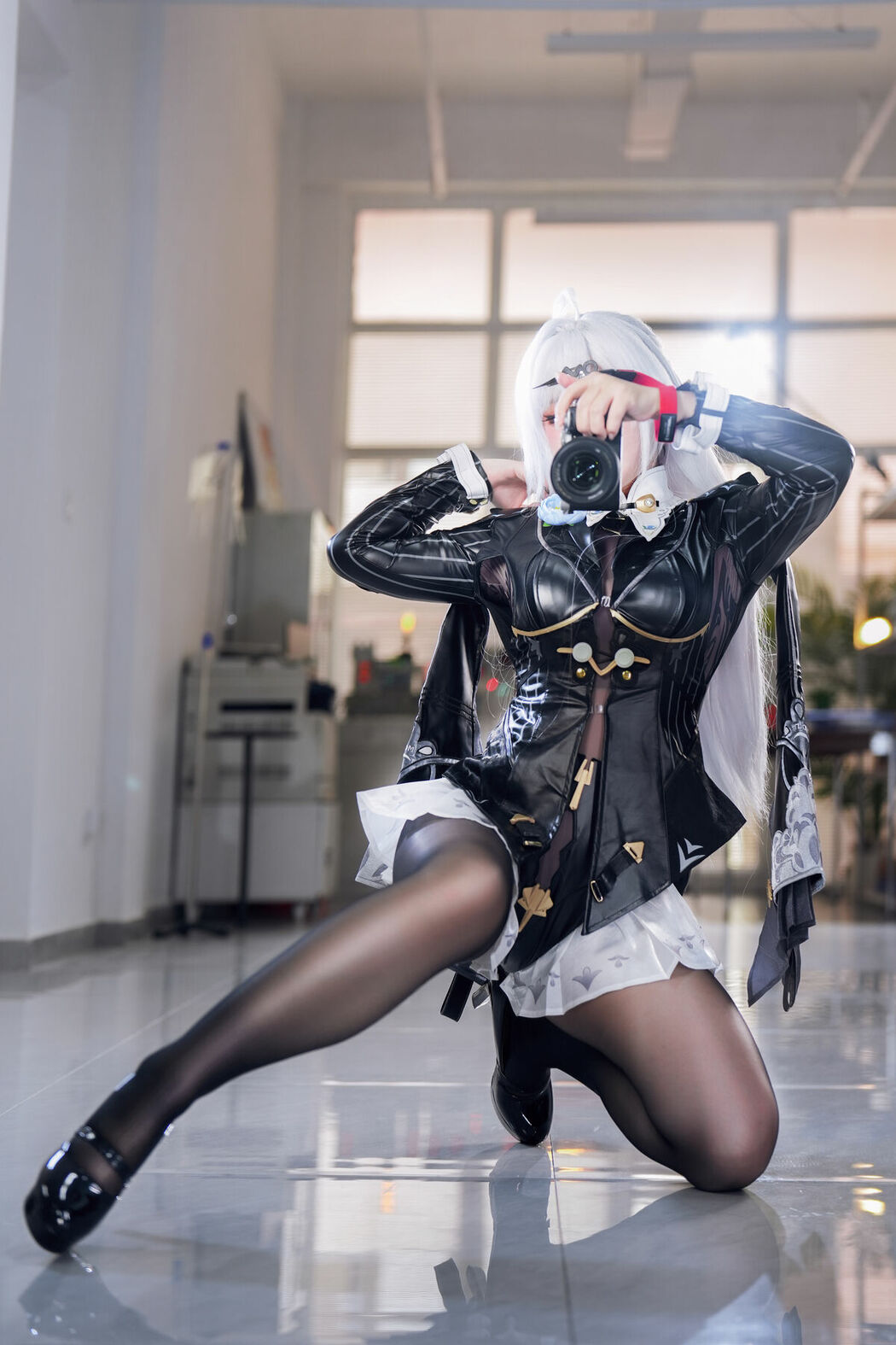 Coser@半半子 – 绝区零 儀玄師匠 墨形影踪 (52P – 4V)