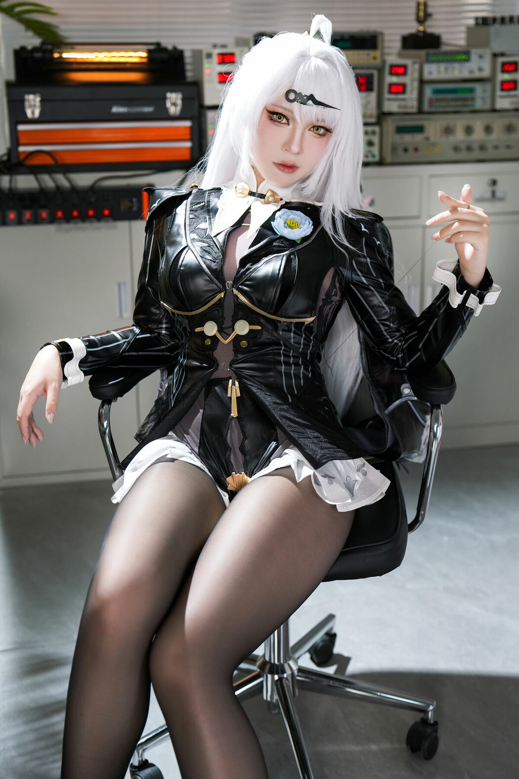 Coser@半半子 – 绝区零 儀玄師匠 墨形影踪 (52P – 4V)