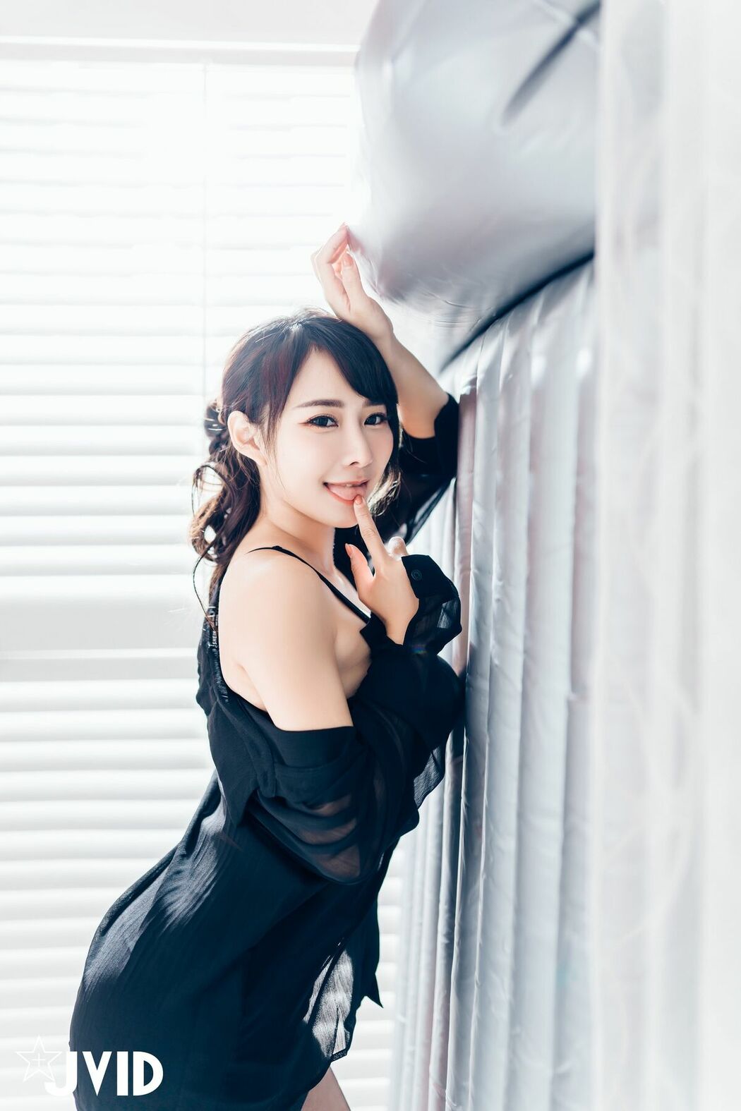 Lele 樂樂 And Piao Piao Ge 飄飄哥 – 上司新人下属 无内黑丝终极奥义 Part02 (53P)