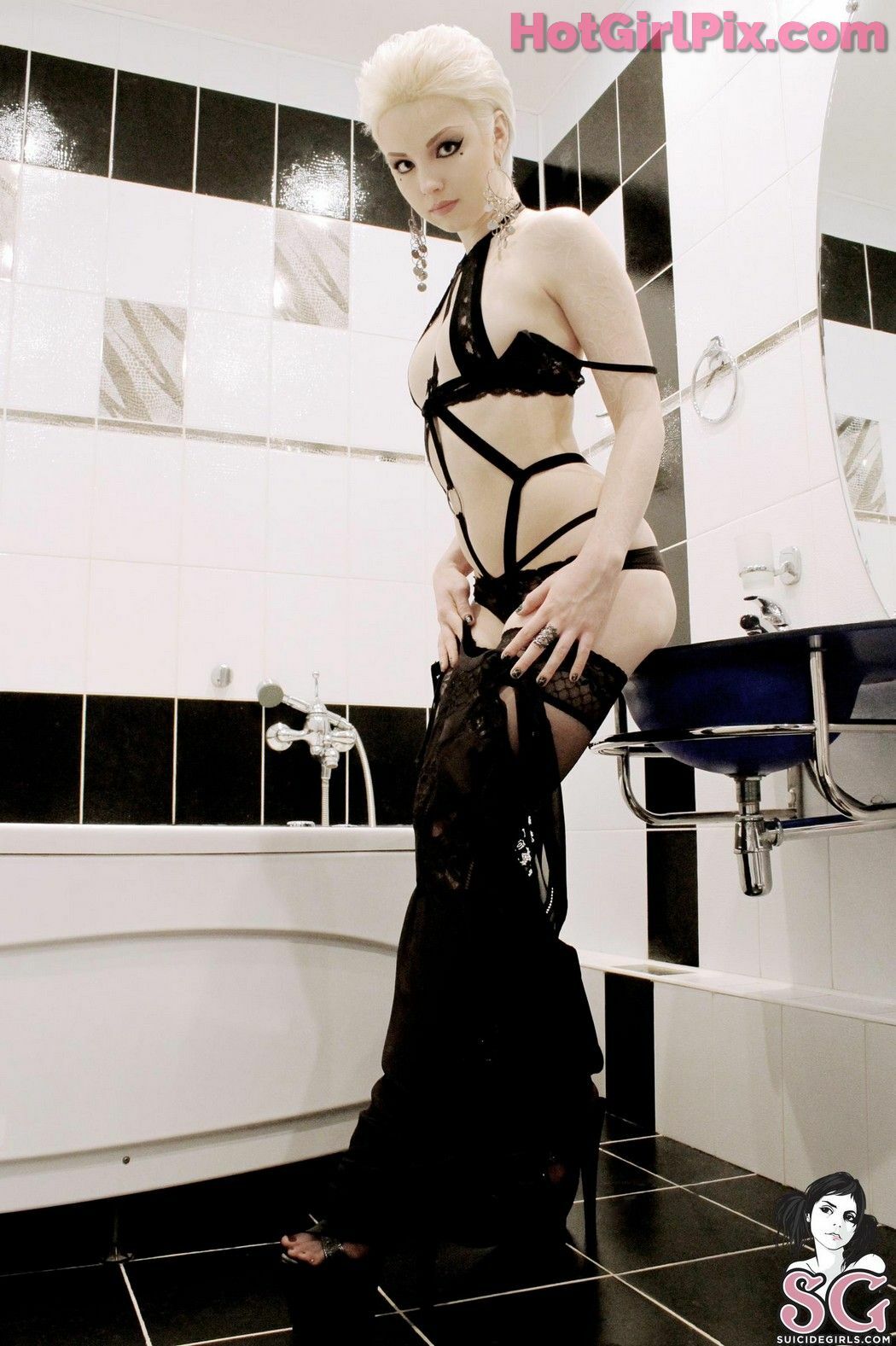 [Suicide Girls] Karanlit