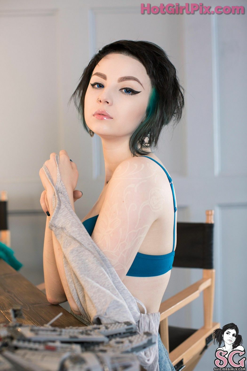 [Suicide Girls] Karanlit
