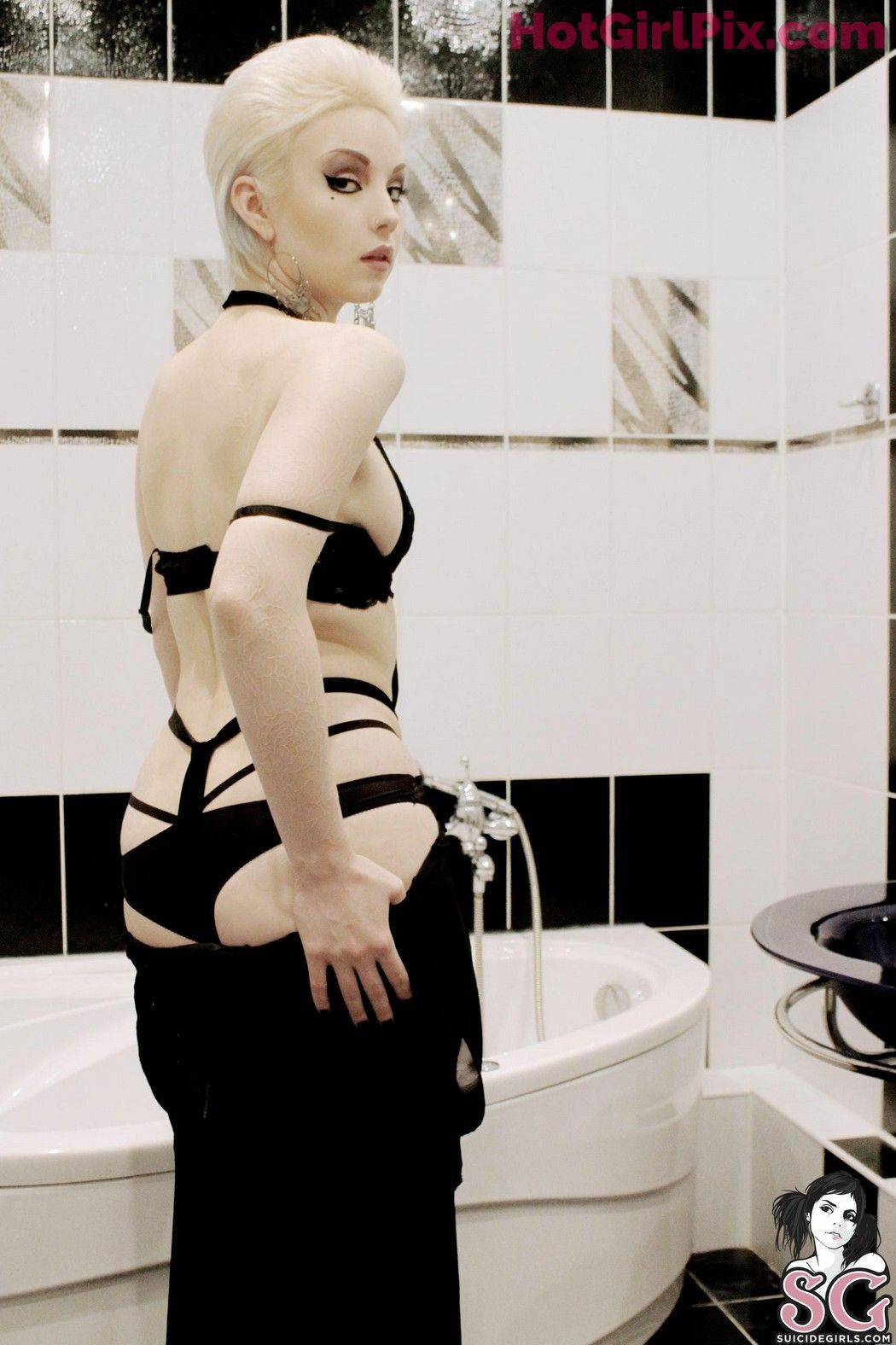 [Suicide Girls] Karanlit