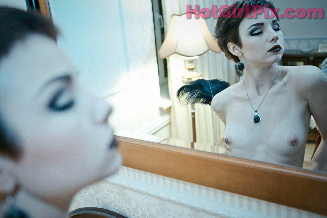 [Suicide Girls] Karanlit