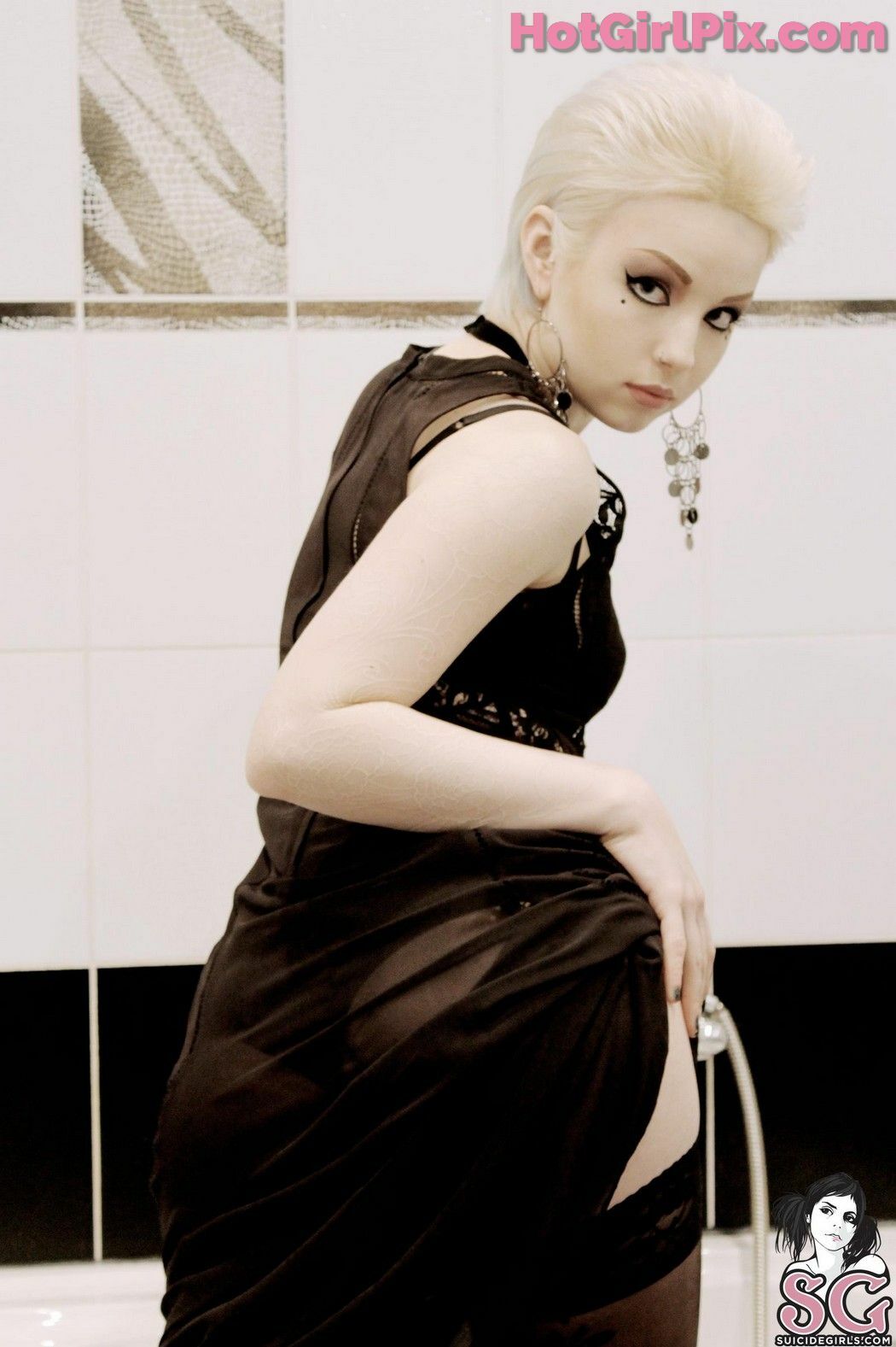 [Suicide Girls] Karanlit