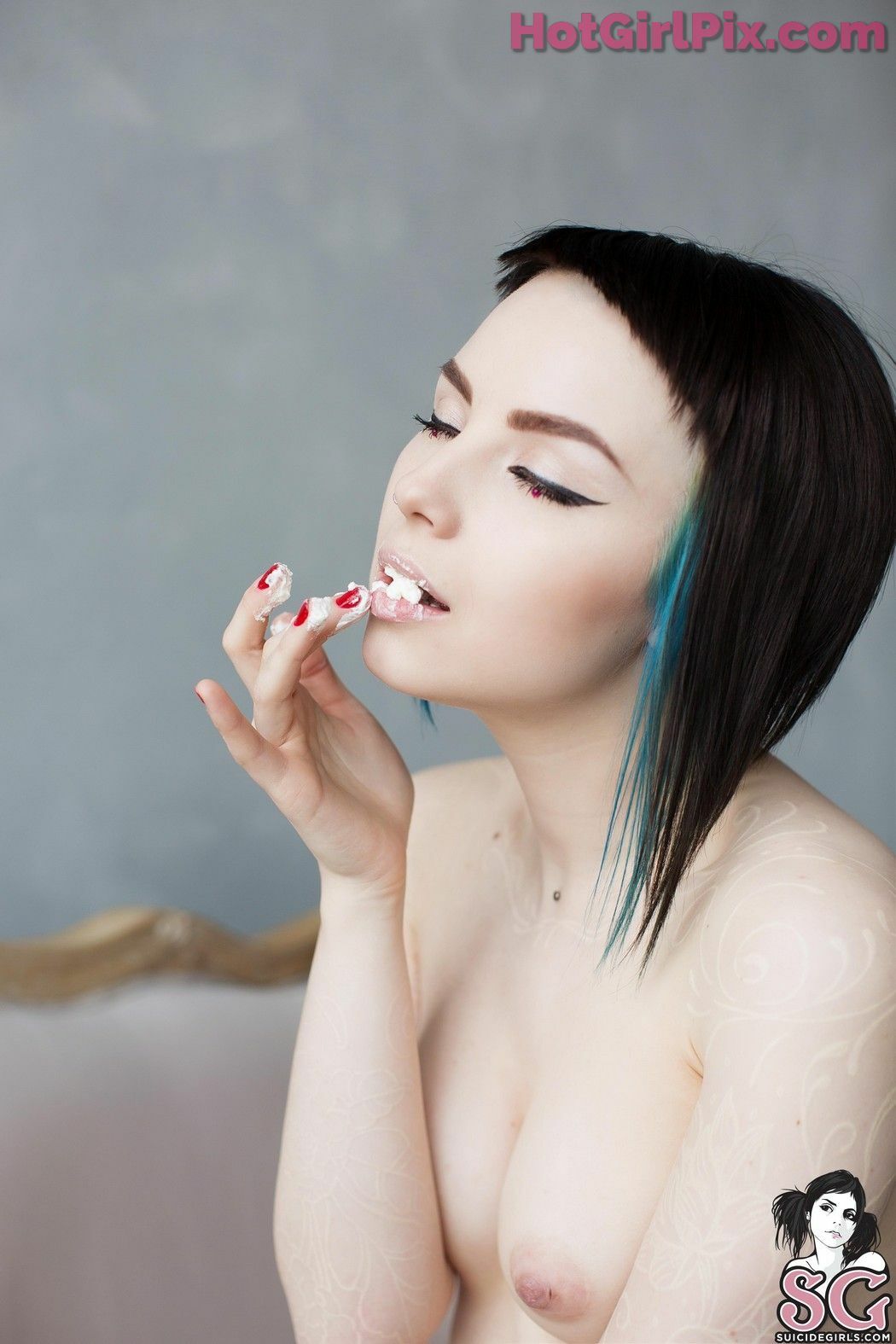 [Suicide Girls] karanlit & voly