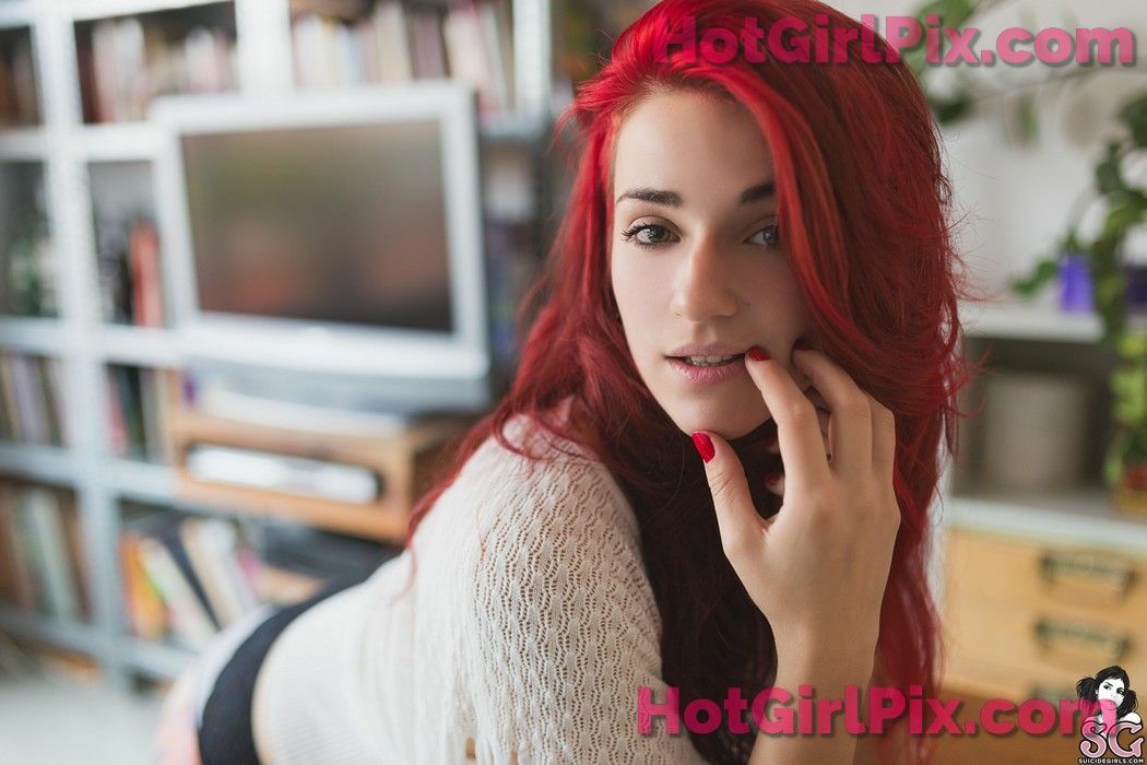 [Suicide Girls] Plumasrojas - The Guest