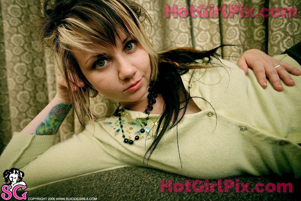 [Suicide Girls] Quinne - Green