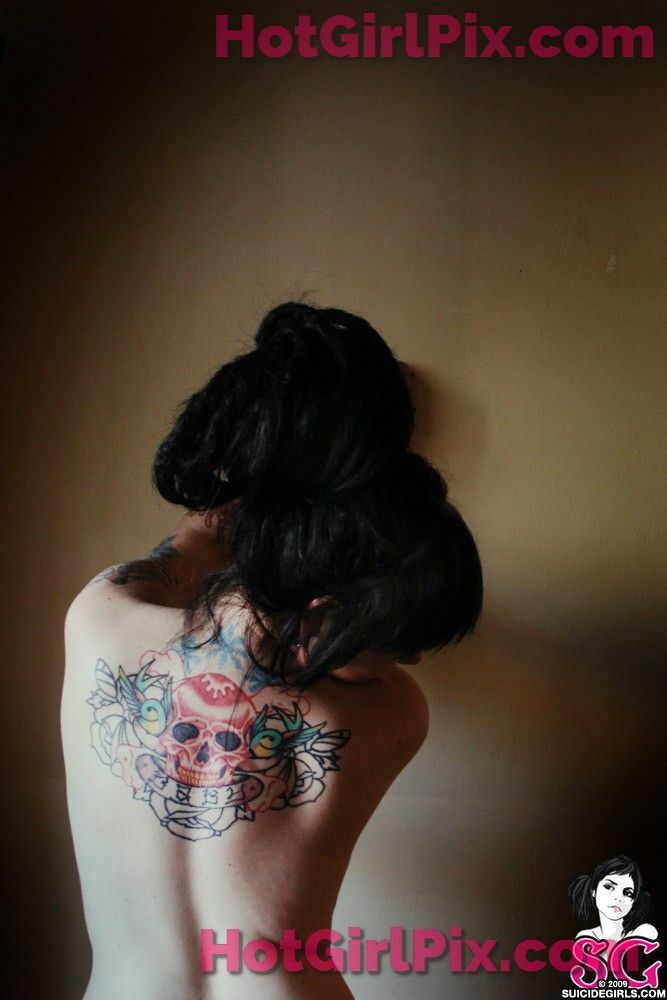[Suicide Girls] Quinne - god save the