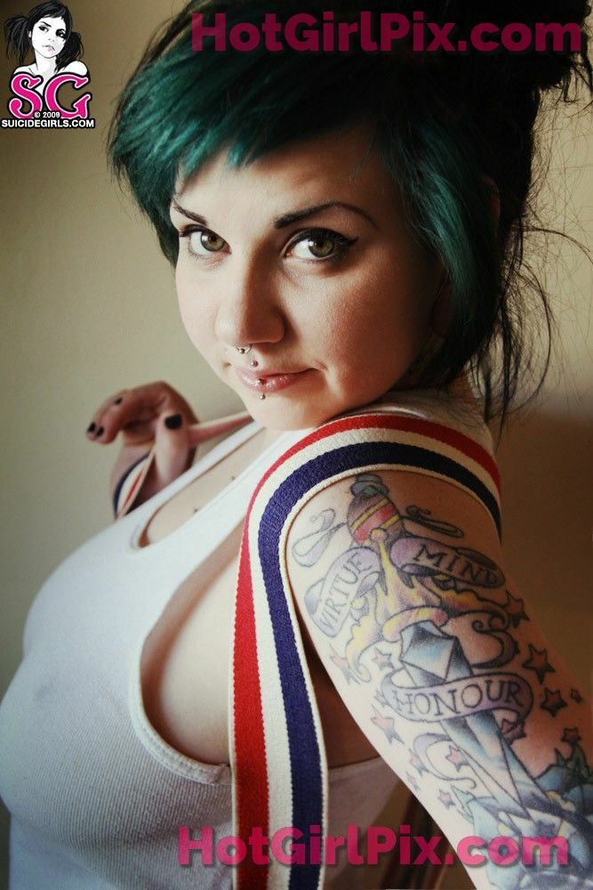[Suicide Girls] Quinne - god save the