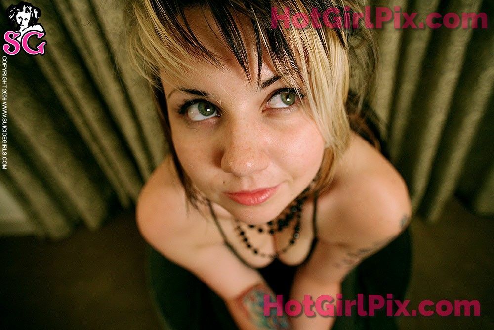[Suicide Girls] Quinne - Green