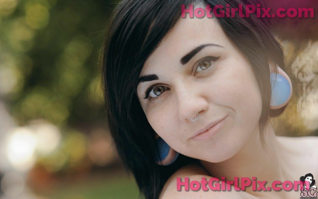 [Suicide Girls] Quinne - Collecting Freckles