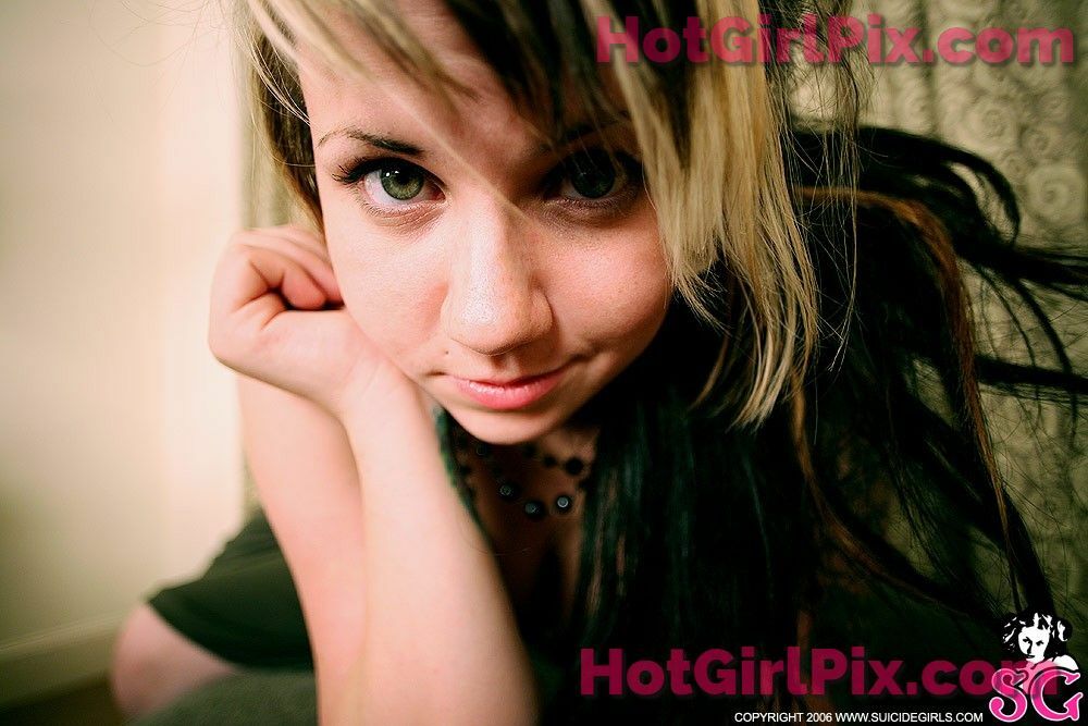 [Suicide Girls] Quinne - Green