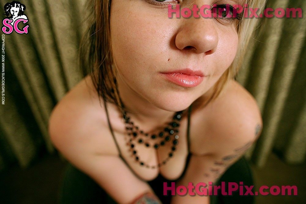 [Suicide Girls] Quinne - Green