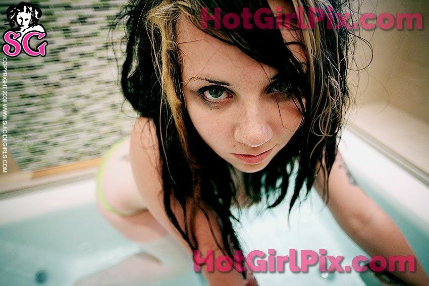 [Suicide Girls] Quinne - Drenched