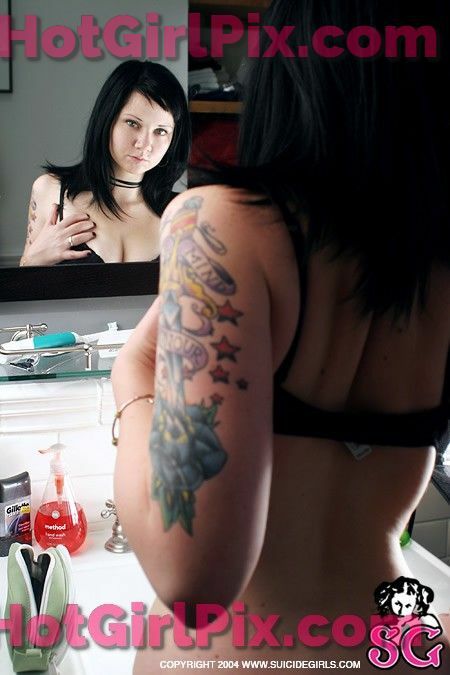 [Suicide Girls] Quinne - Freshen Up