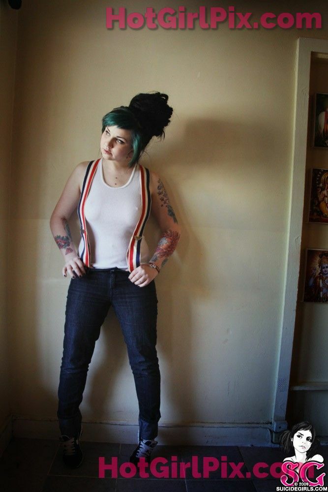 [Suicide Girls] Quinne - god save the