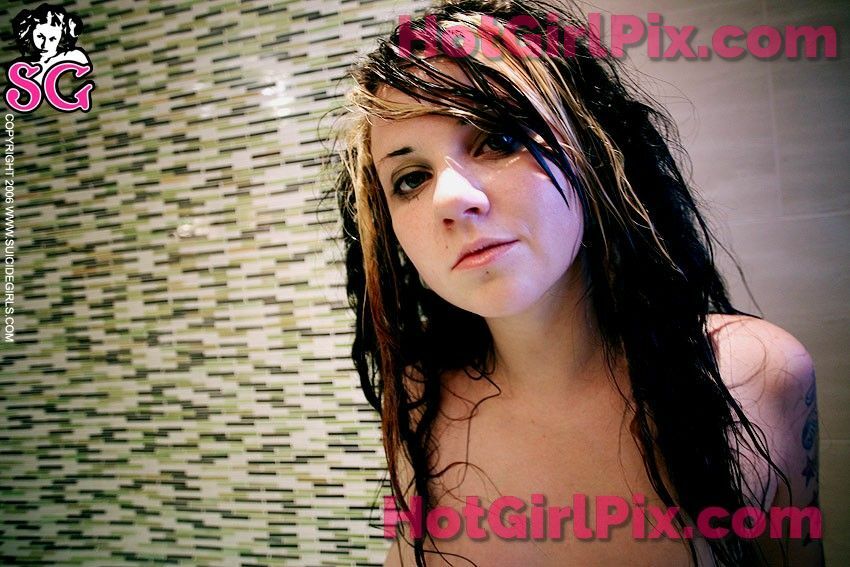 [Suicide Girls] Quinne - Drenched