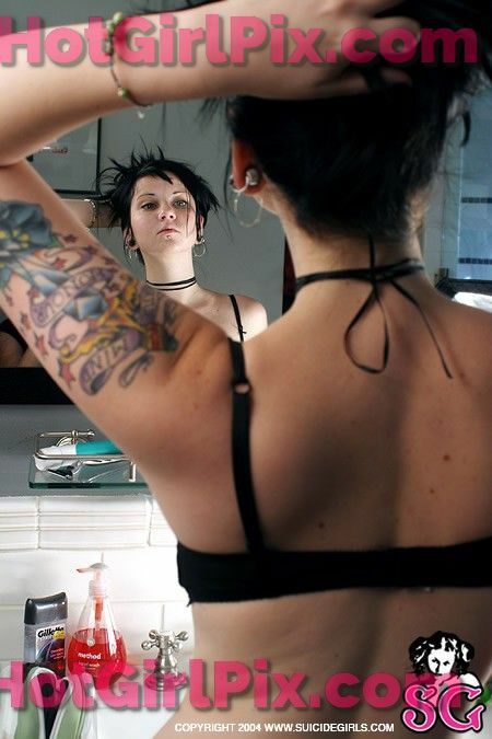 [Suicide Girls] Quinne - Freshen Up