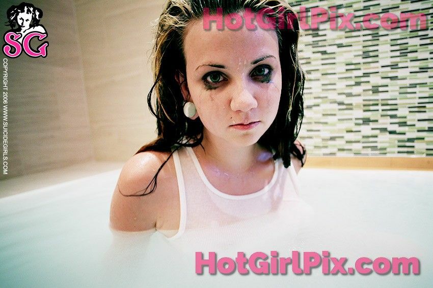 [Suicide Girls] Quinne - Drenched