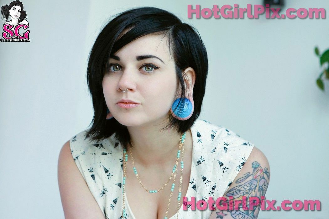 [Suicide Girls] Quinne - Amorous