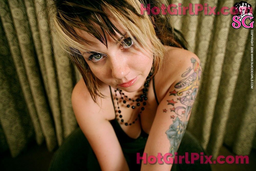 [Suicide Girls] Quinne - Green