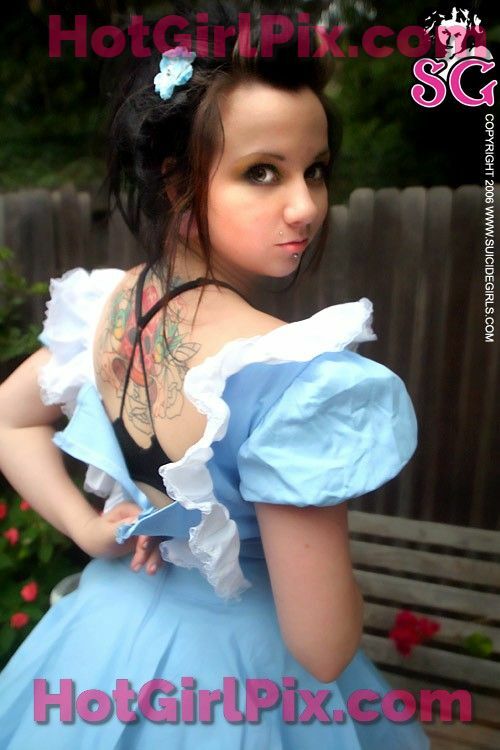 [Suicide Girls] Quinne - In Wonderland
