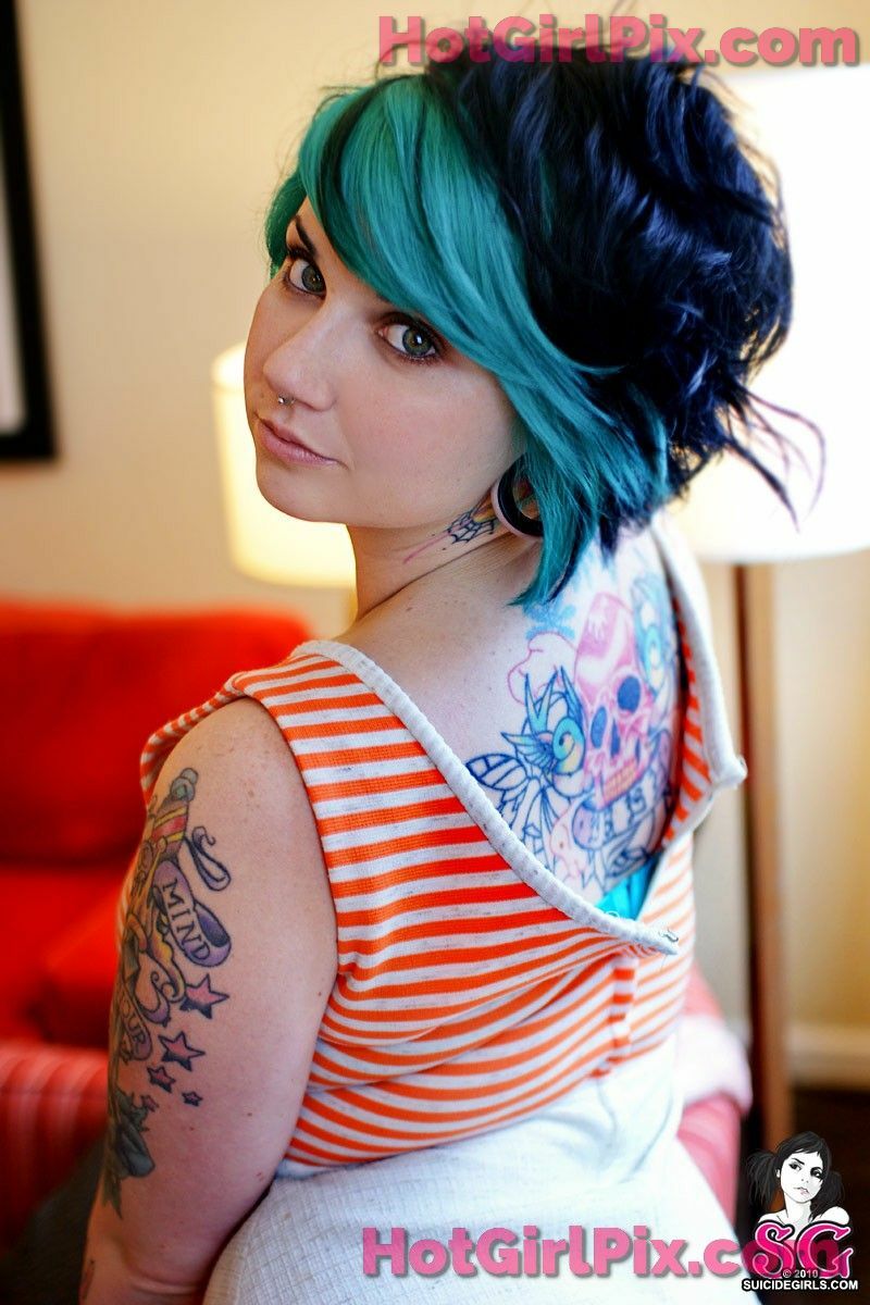 [Suicide Girls] Quinne - hands down