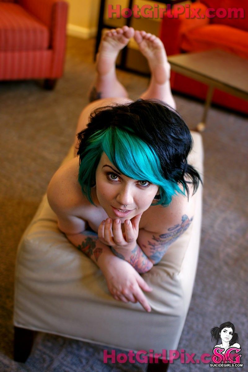 [Suicide Girls] Quinne - hands down