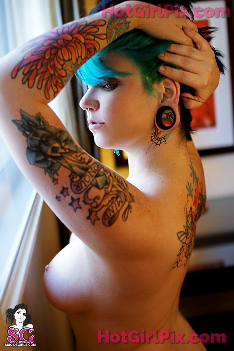 [Suicide Girls] Quinne - hands down