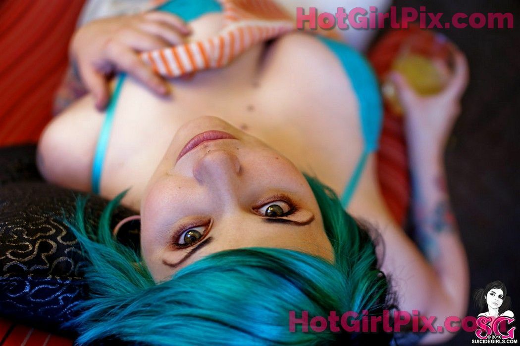 [Suicide Girls] Quinne - hands down