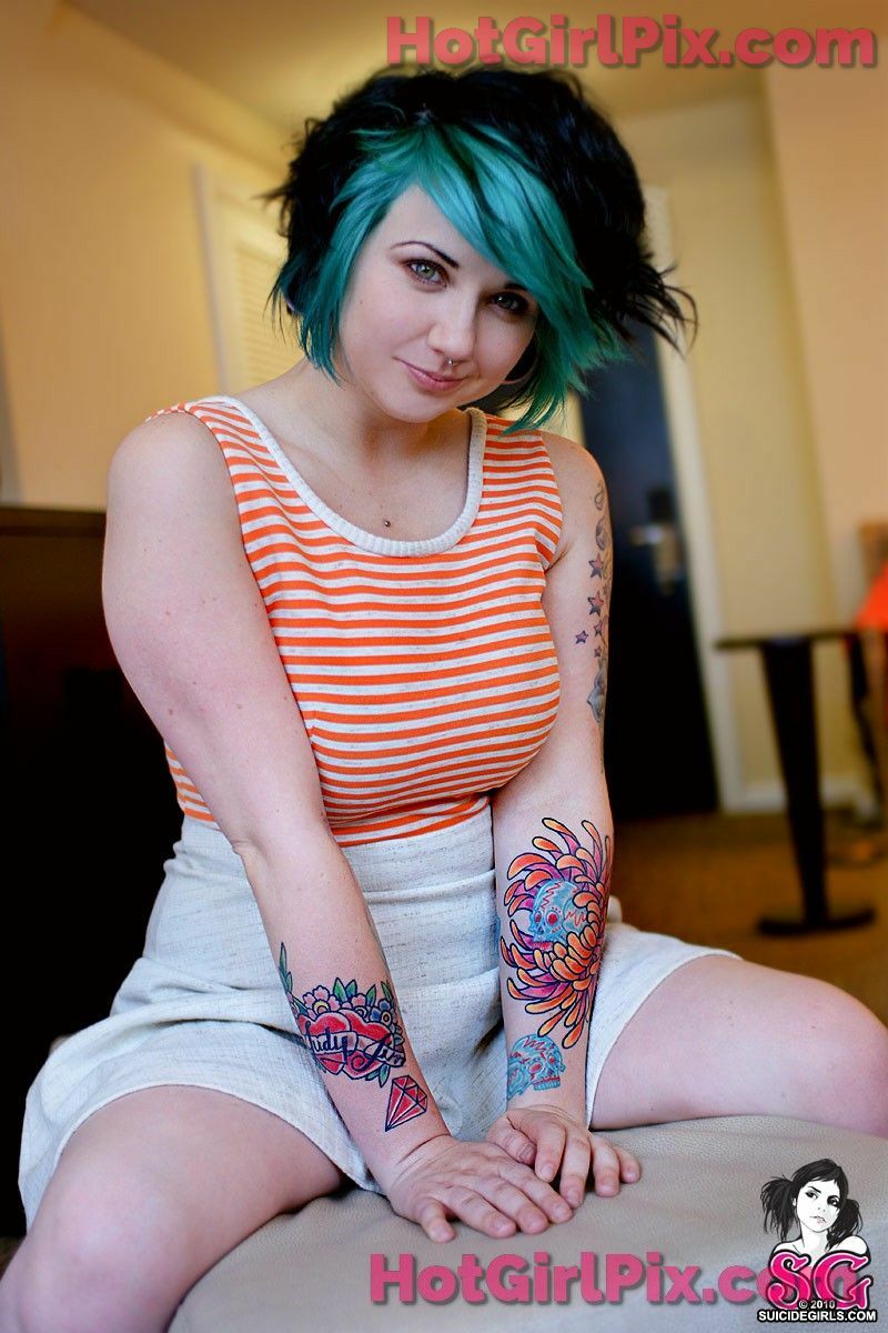 [Suicide Girls] Quinne - hands down