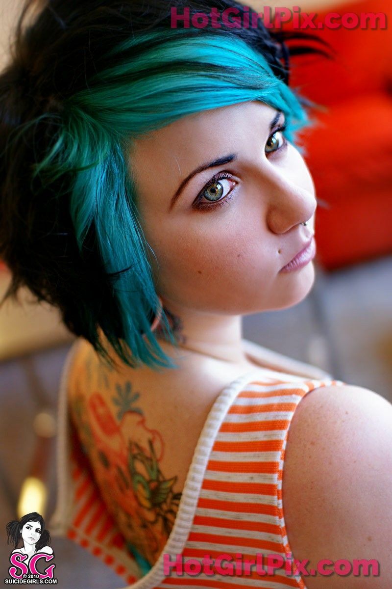 [Suicide Girls] Quinne - hands down