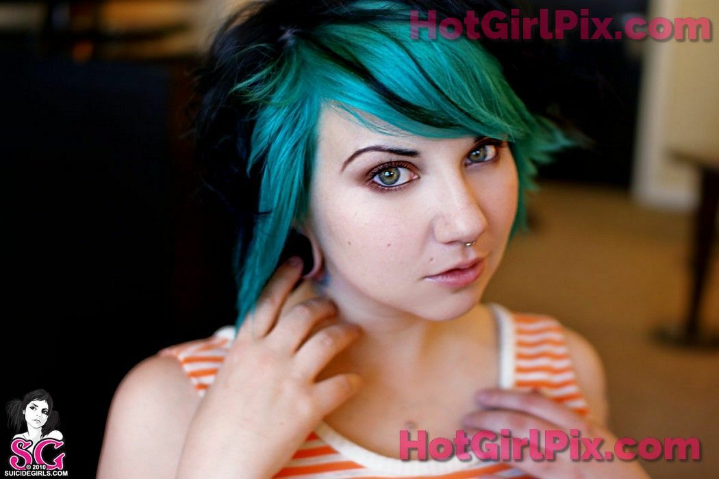 [Suicide Girls] Quinne - hands down